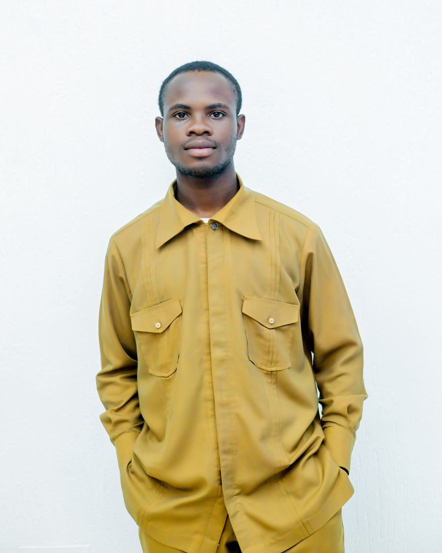 Portrait professionnel de Godwin Josué Aden, graphiste designer et développeur fullstack à Cotonou